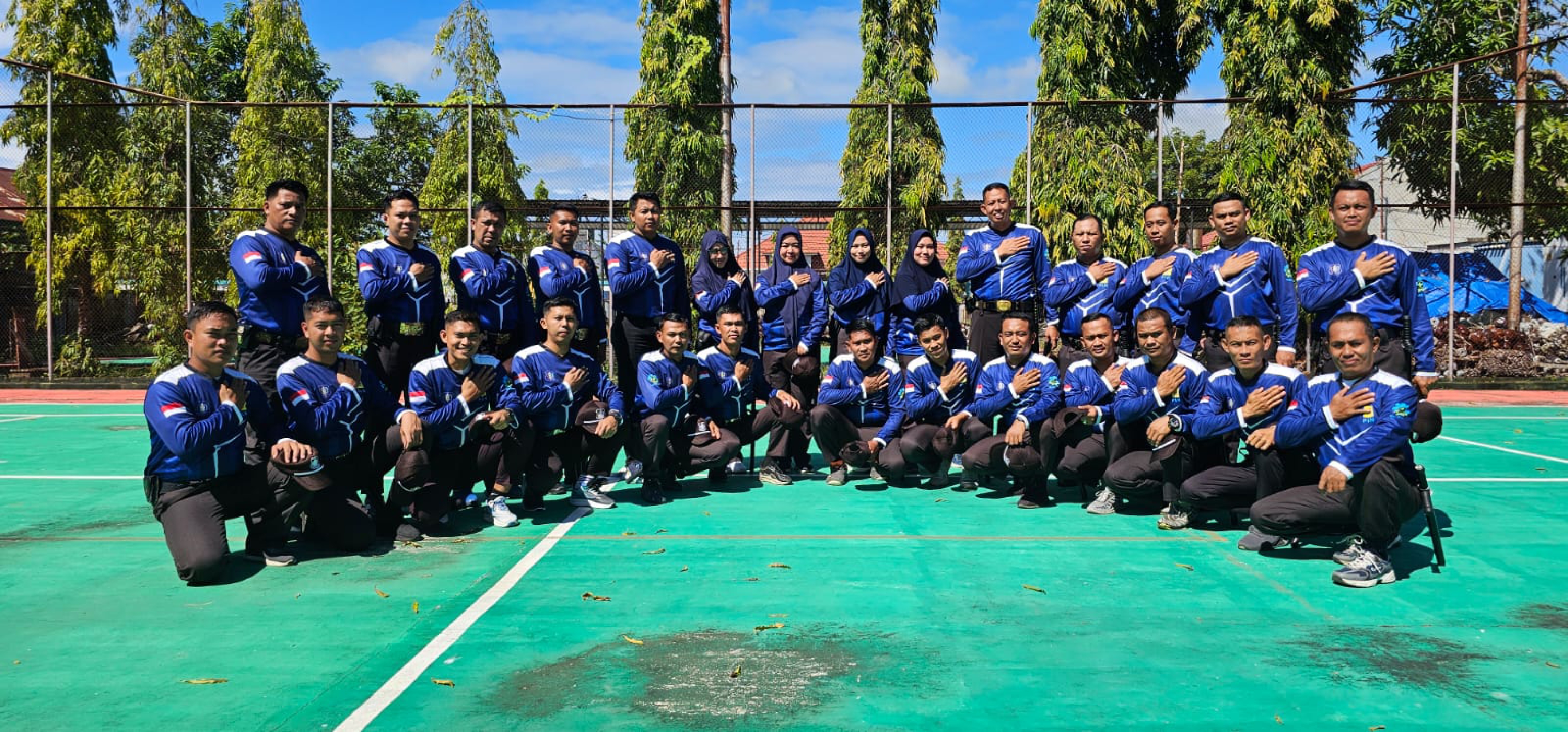 Foto tim dalam seragam